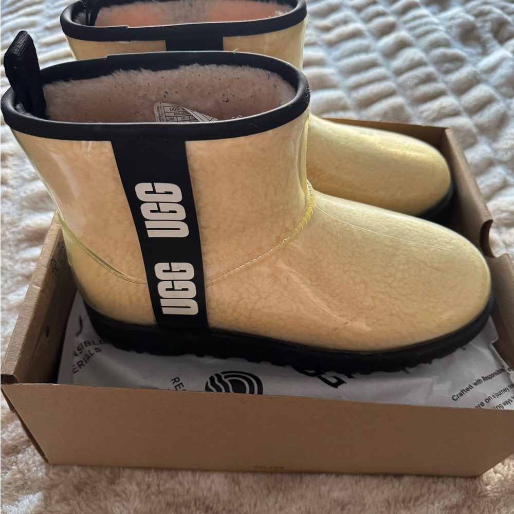 UGG Women's Boots in Cream and Black